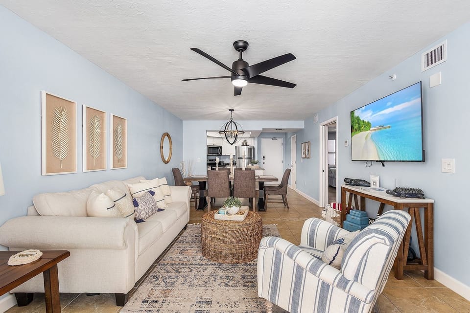 Condo, 2 Bedrooms | Living area