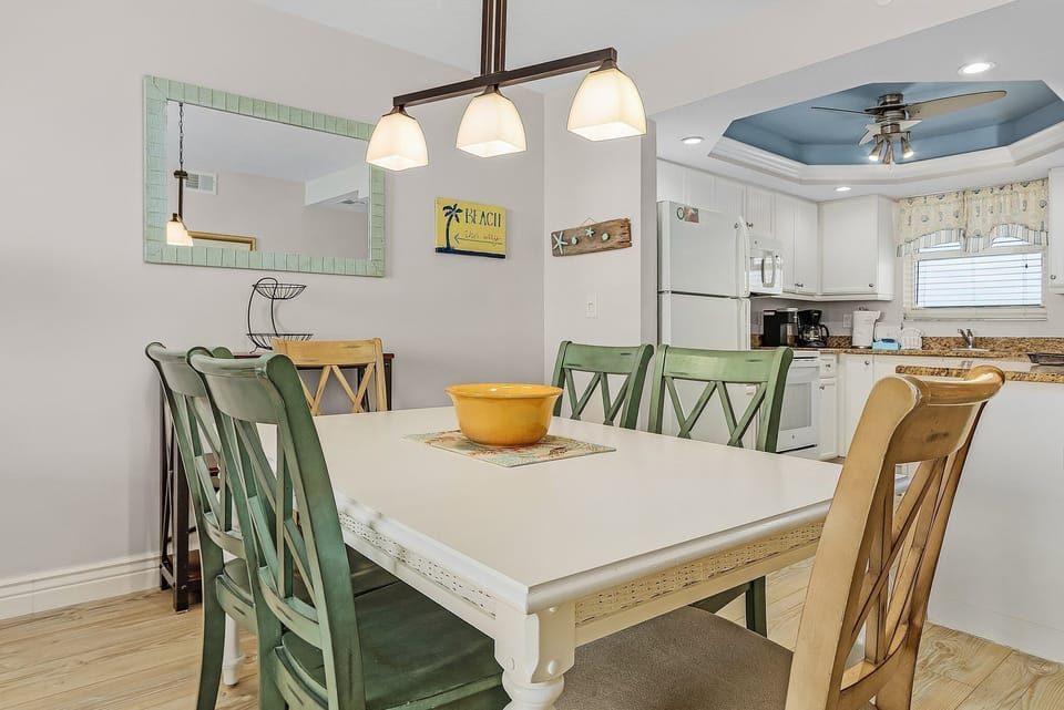 Condo, 2 Bedrooms | Dining
