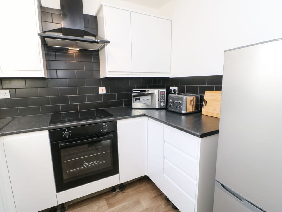 Cottage | Private kitchen | Fridge, electric kettle, toaster, cookware/dishes/utensils