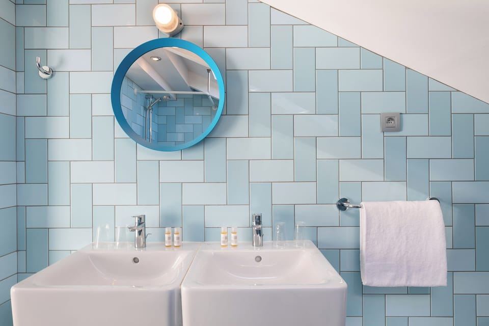 Dortoir privé de 4 personnes avec terrasse | Bathroom | Slippers, towels