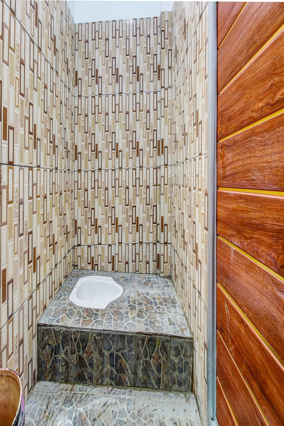 Economy Double Room | Bathroom | Shower, rainfall showerhead, towels, toilet paper