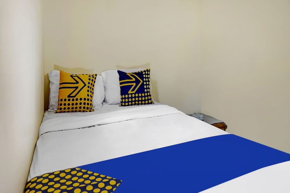 Economy Double Room | In-room safe, desk, laptop workspace, bed sheets