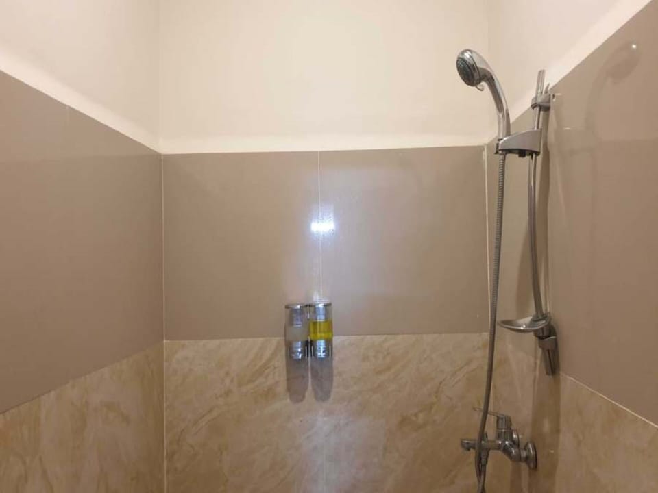 Deluxe Double Room | Bathroom | Shower, rainfall showerhead, towels, toilet paper