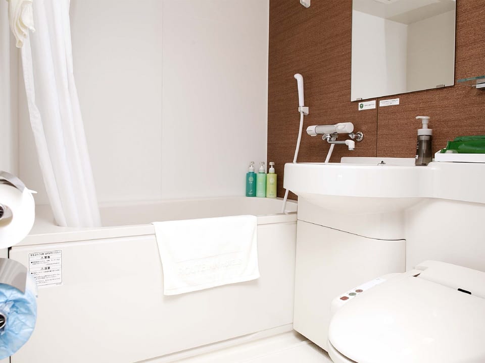 Combined shower/tub, slippers, towels