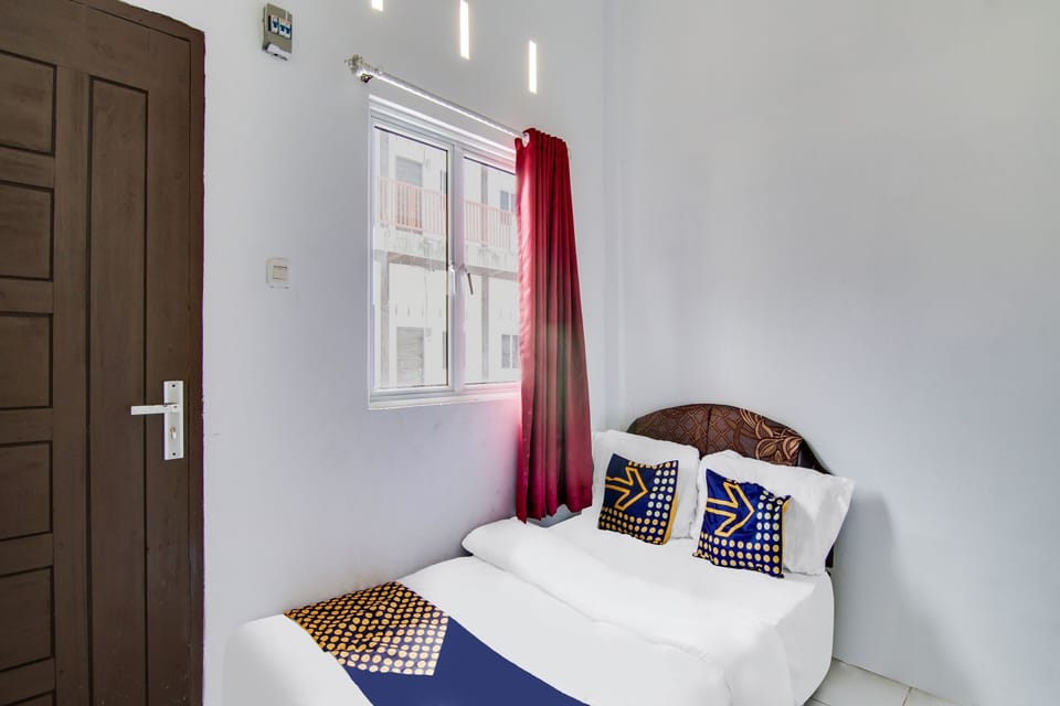 Economy Double Room | Desk, laptop workspace, bed sheets