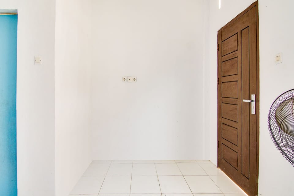 Economy Double Room | Desk, laptop workspace, bed sheets