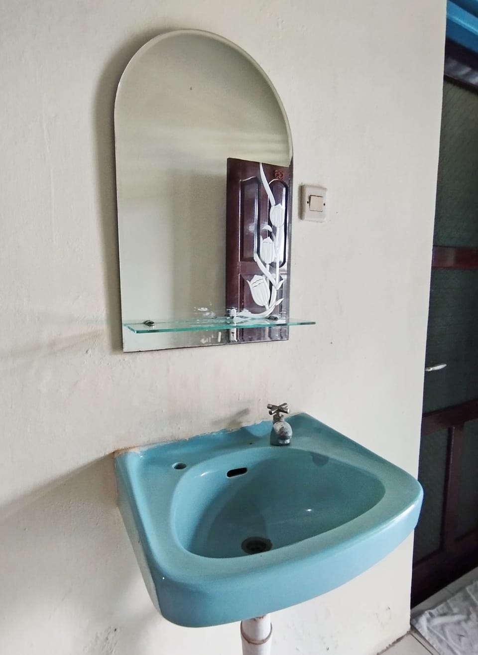 Standard Twin Room | Bathroom | Shower, rainfall showerhead, towels, toilet paper