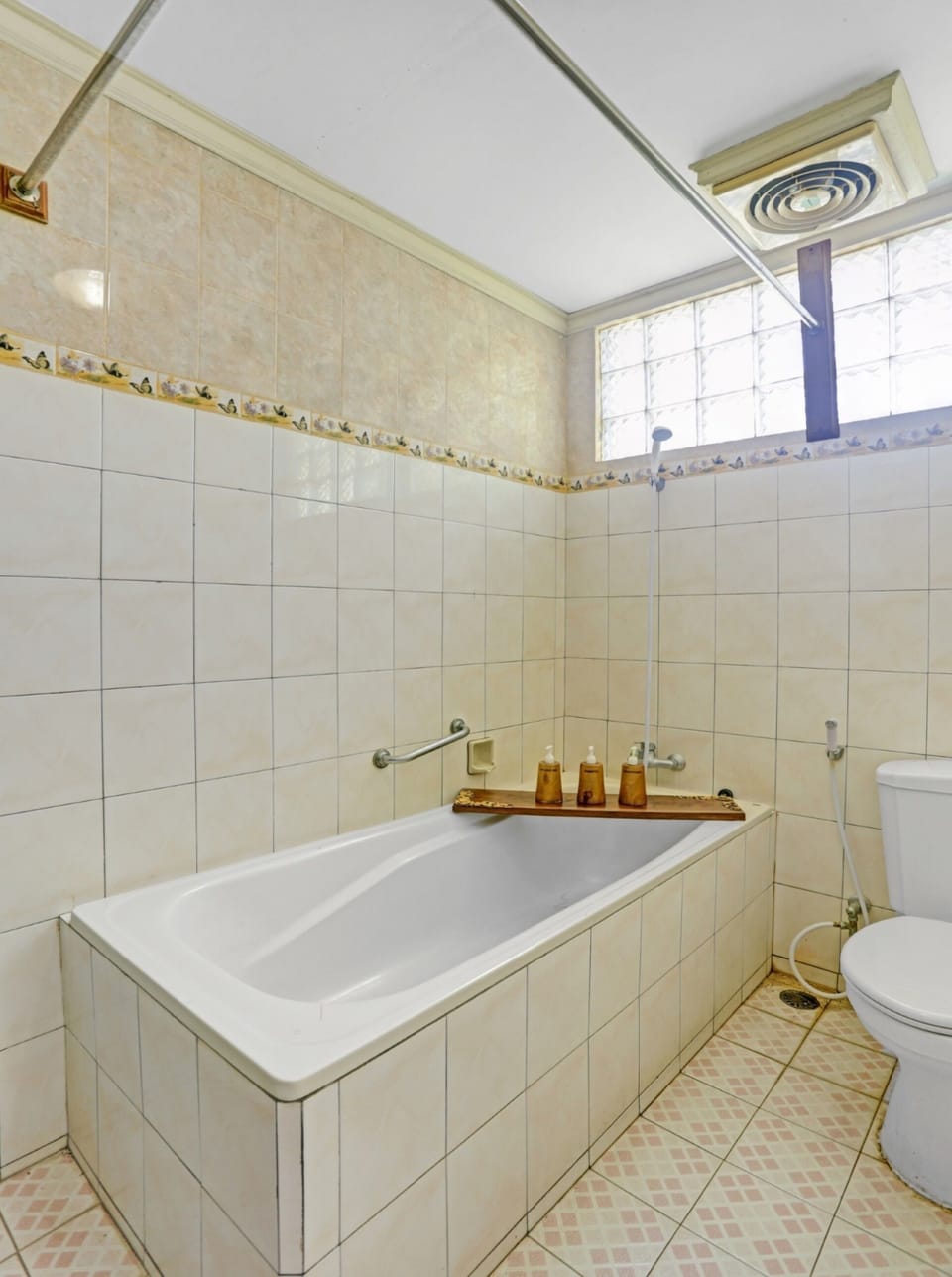 Superior Double Room | Bathroom | Shower, rainfall showerhead, towels, toilet paper