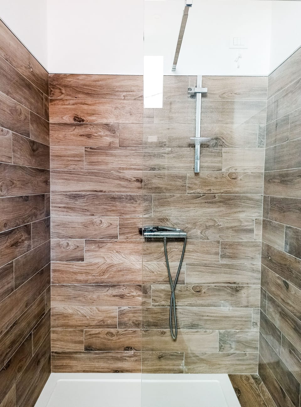 Design Room | Bathroom | Shower, hair dryer, bidet, towels