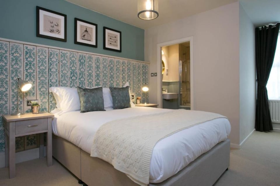 Double Room | Desk, free cribs/infant beds, free WiFi, bed sheets