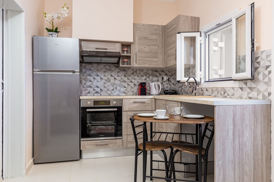 Deluxe Studio Suite | Private kitchen | Espresso maker, electric kettle
