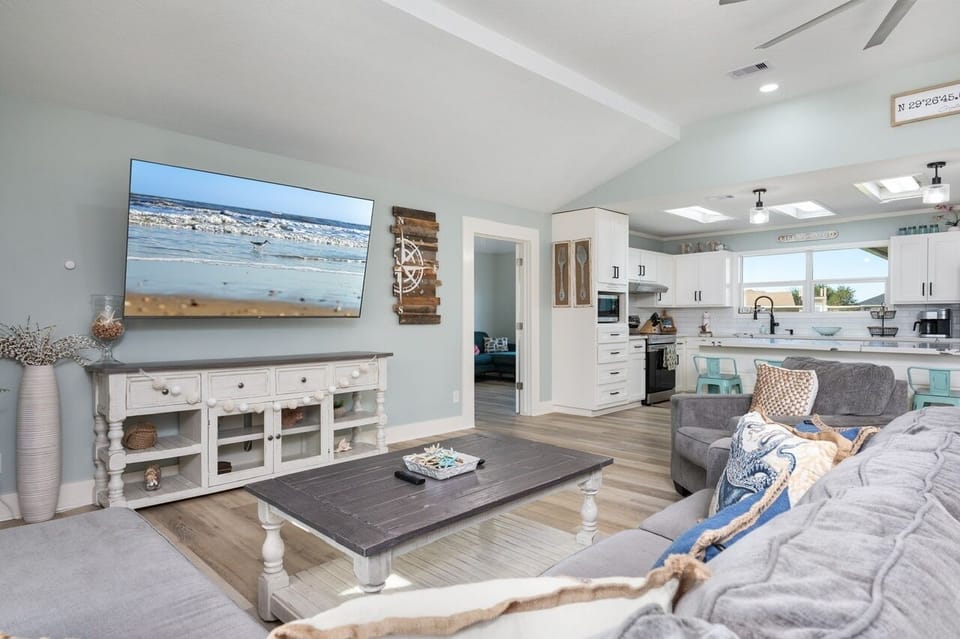 House, 4 Bedrooms | Living area | Smart TV