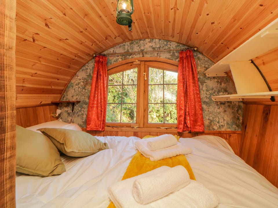 1 bedroom, individually decorated, individually furnished