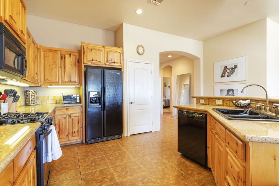 House, 4 Bedrooms | Private kitchen | Coffee/tea maker, fridge, oven, toaster
