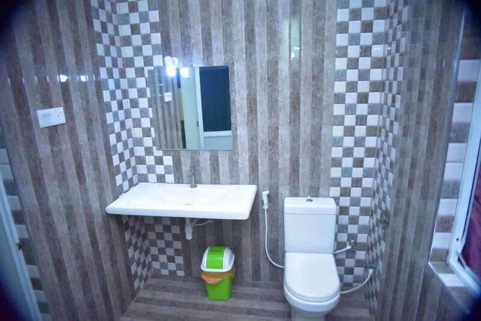 Basic Single Room | Bathroom | Combined shower/tub, bidet, towels