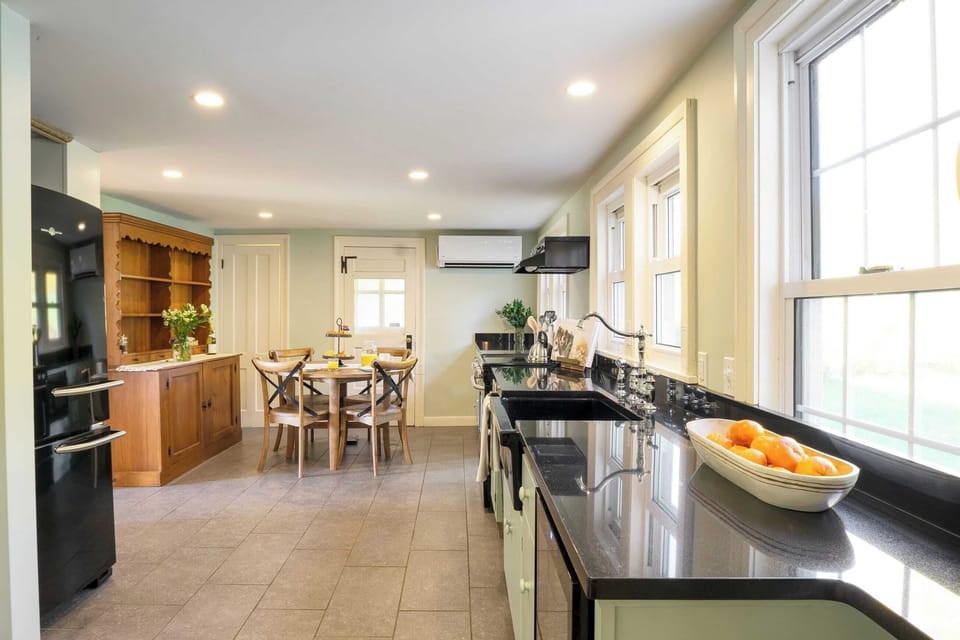 House (5 Bedrooms) | Private kitchen | Fridge, microwave, oven, stovetop