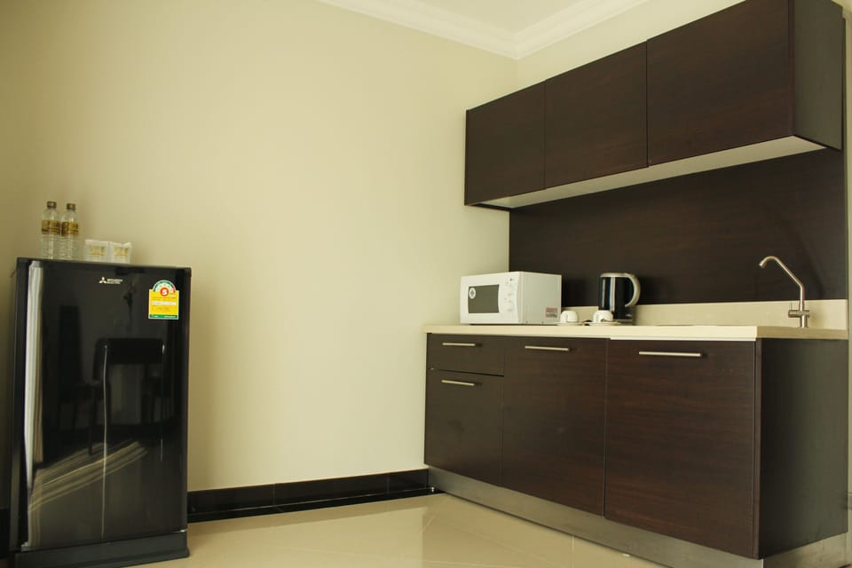 Suite, 1 Bedroom | Desk, blackout drapes, rollaway beds, bed sheets