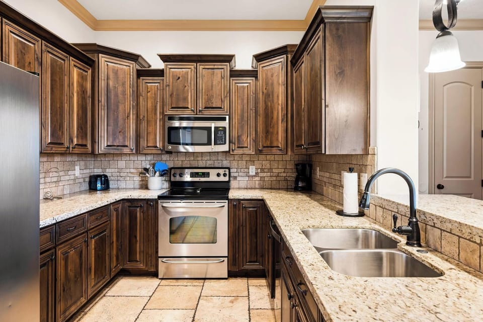 Condo, Multiple Beds, Balcony, Mountain View (The View) | Private kitchen | Fridge, microwave, oven, stovetop