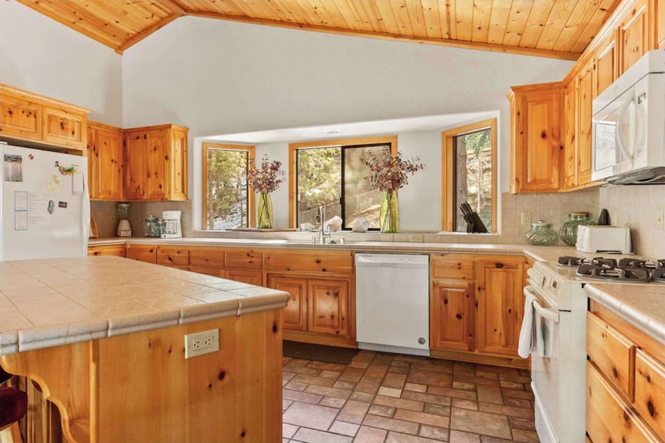 House, Multiple Beds, Patio, Mountain View (Hunter's Retreat) | Private kitchen | Fridge, microwave, oven, stovetop