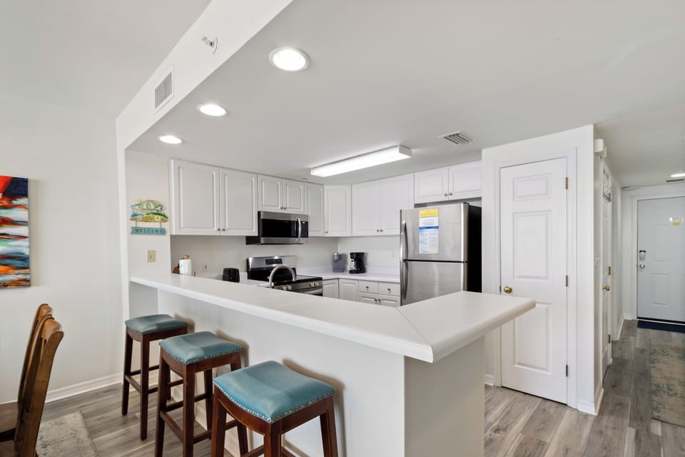 Comfort Condo, 3 Bedrooms, Balcony, Ocean View | Private kitchen | Fridge, microwave, oven, stovetop