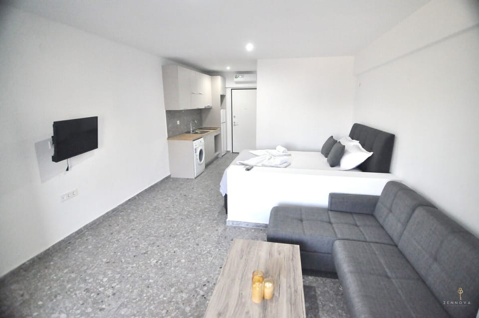 Luxury Studio Suite, 1 King Bed | Blackout drapes, iron/ironing board, free WiFi, bed sheets