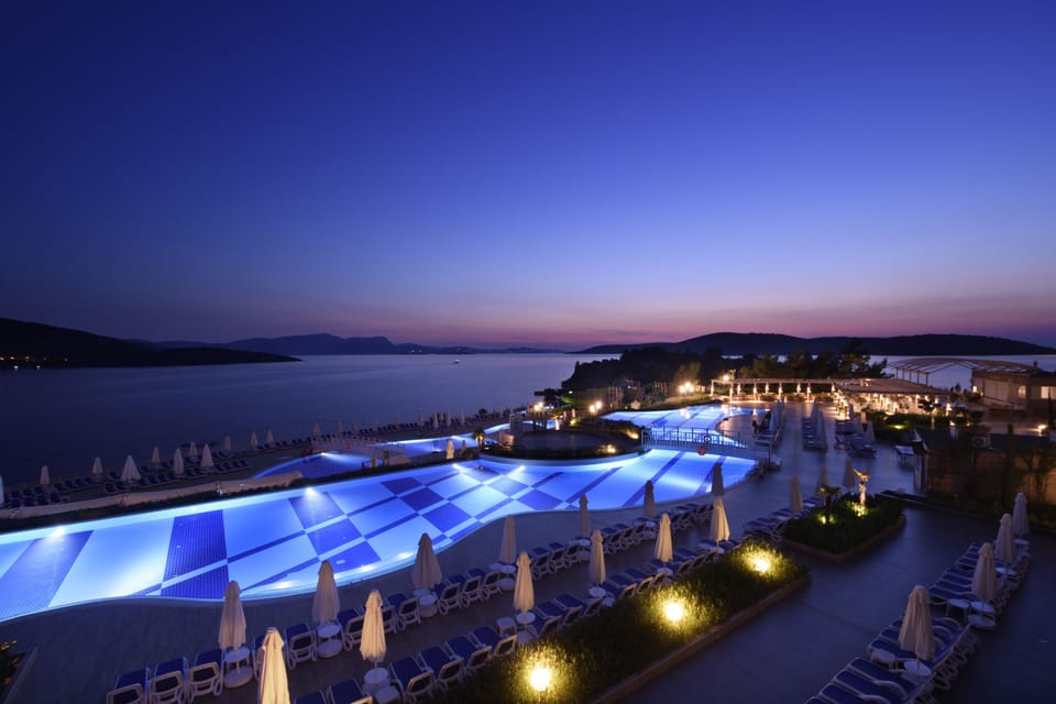 Indoor pool, 3 outdoor pools