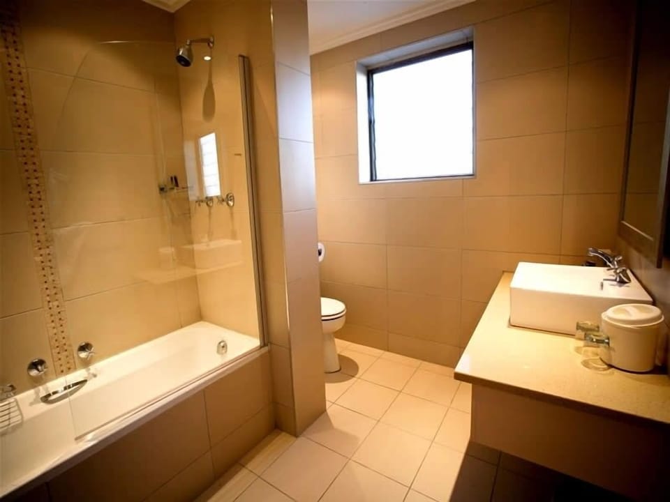 Standard Room, 1 Double Bed | Bathroom | Separate tub and shower, free toiletries, towels