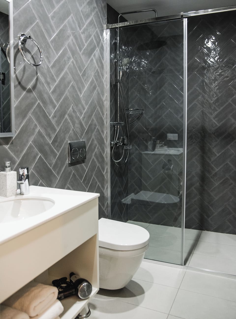 Standard Twin Room | Bathroom | Shower, rainfall showerhead, free toiletries, hair dryer