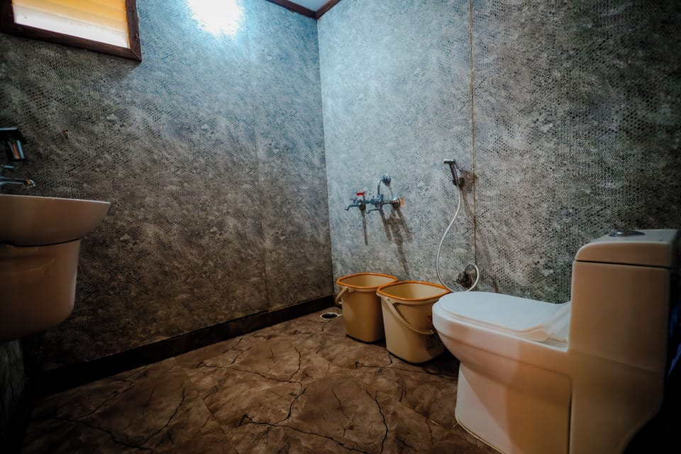Cottage | Bathroom | Shower, free toiletries, towels