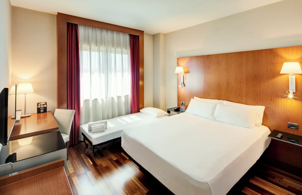 Classic Double Room (con cama supletoria) | Minibar, in-room safe, desk, soundproofing