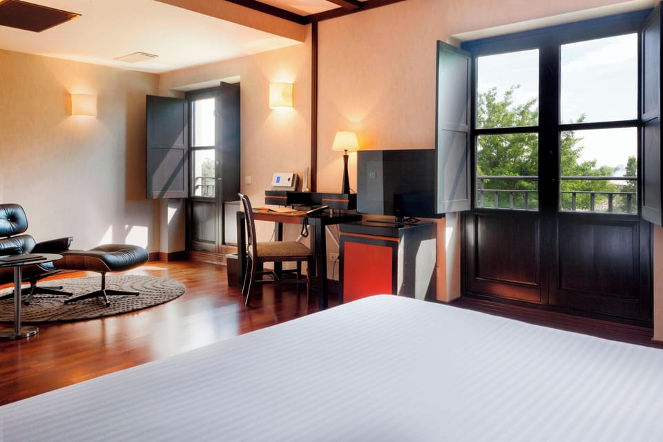 Junior Suite, 1 King Bed | Minibar, desk, soundproofing, free cribs/infant beds