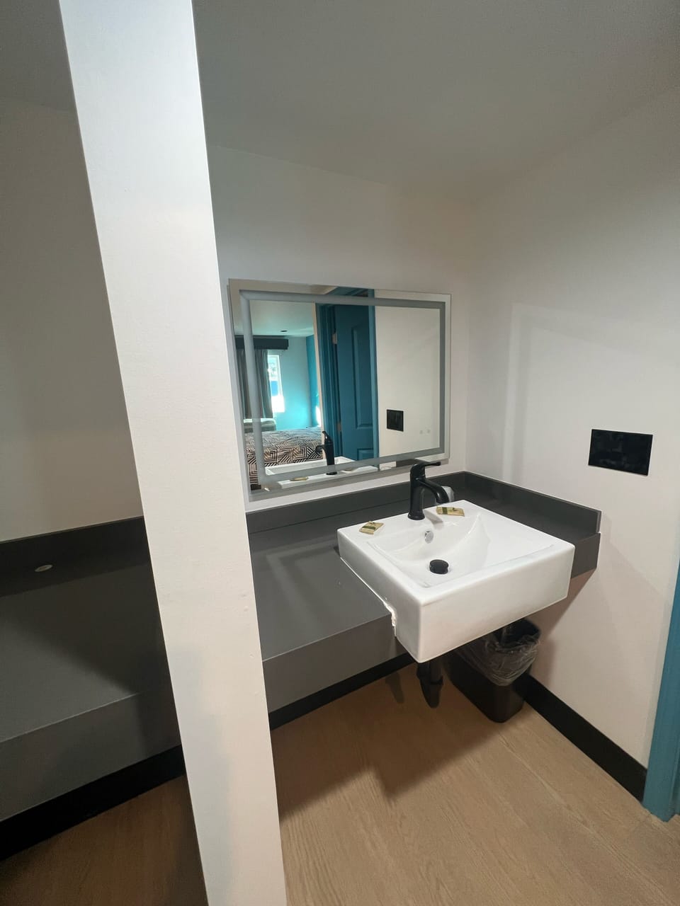 Premium Room, 1 King Bed | WiFi (free)