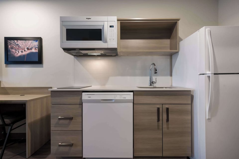 Full-size fridge, microwave, stovetop