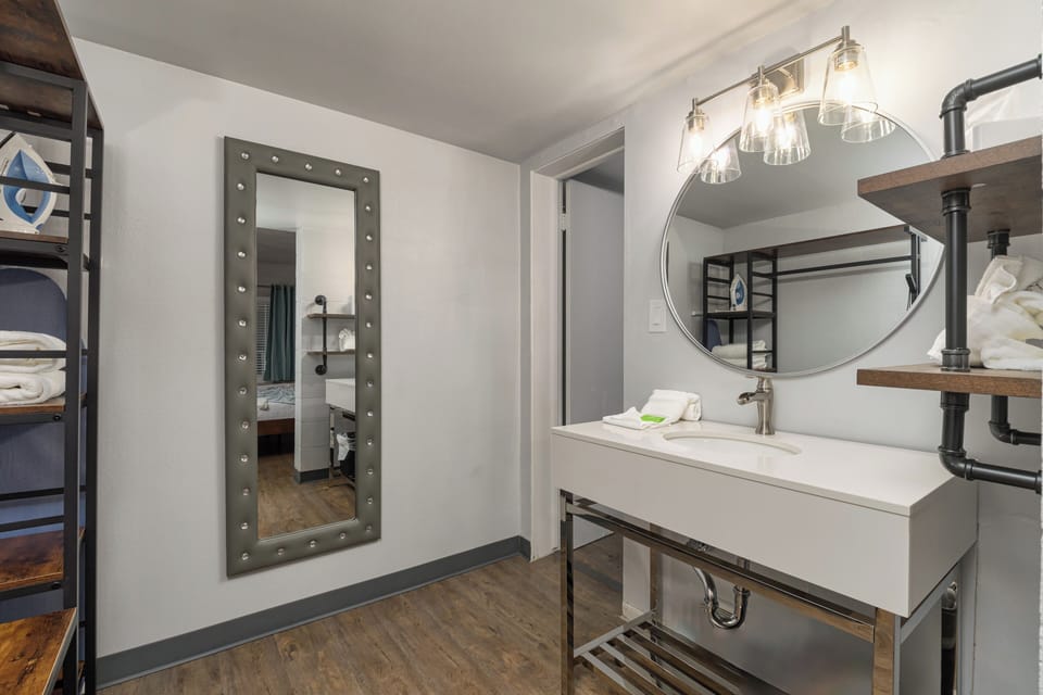 Comfort Room, 1 King Bed | Bathroom | Shower, designer toiletries, hair dryer, towels