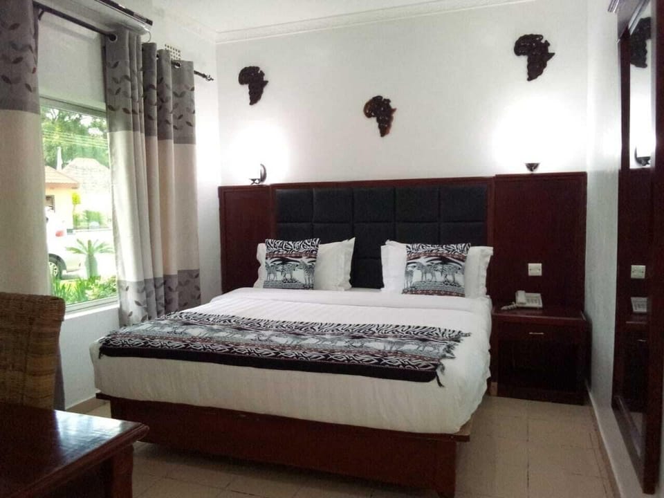 Executive Suite | Premium bedding, minibar, in-room safe, desk
