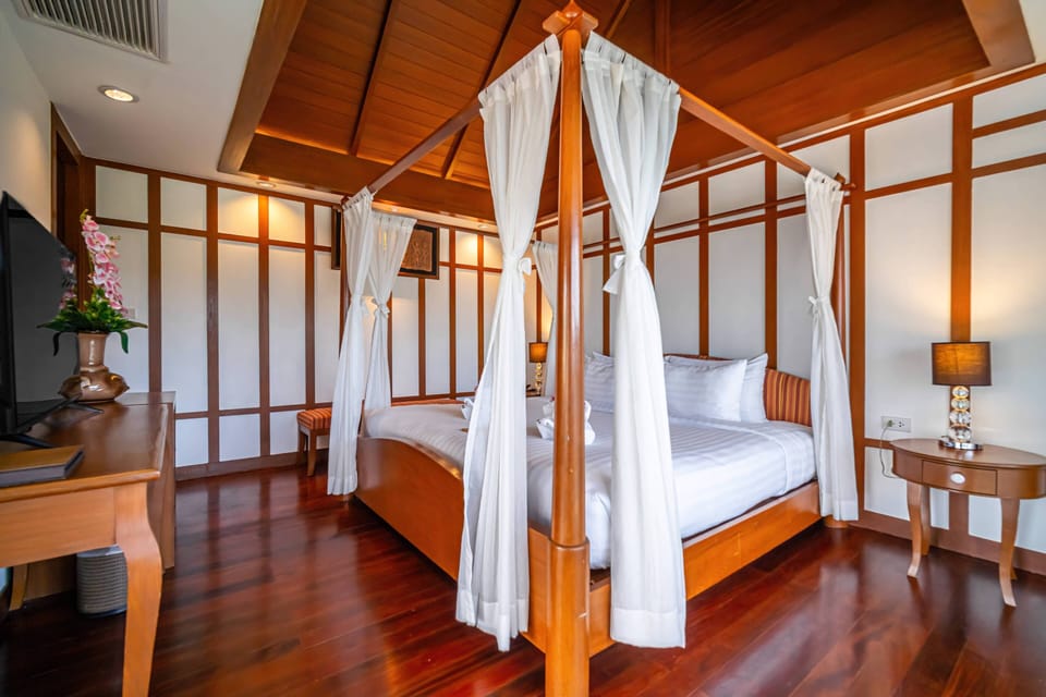 Premier Suite | Minibar, in-room safe, desk, laptop workspace