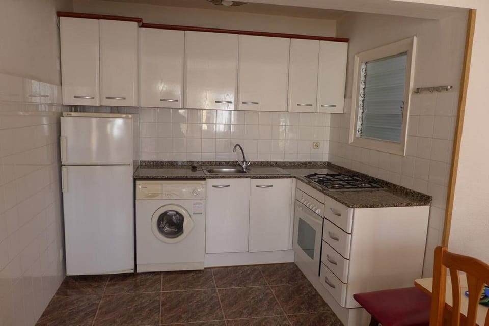 Private kitchen | Fridge, microwave, oven, stovetop