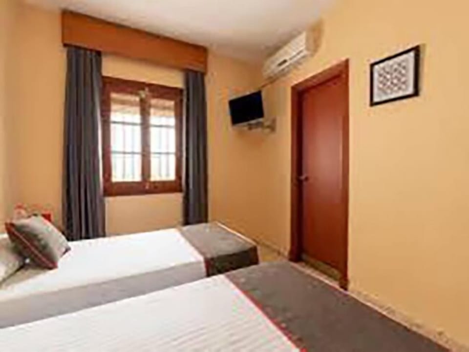 Basic Triple Room | Desk, laptop workspace, free WiFi, bed sheets