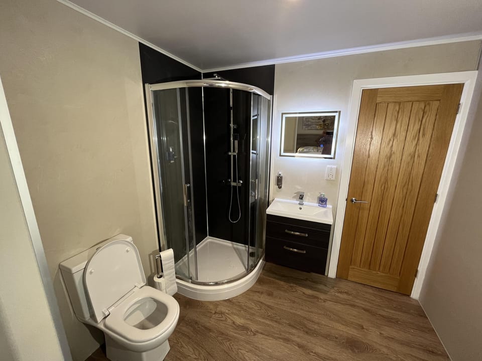 Cabin | Bathroom | Shower, hair dryer, towels