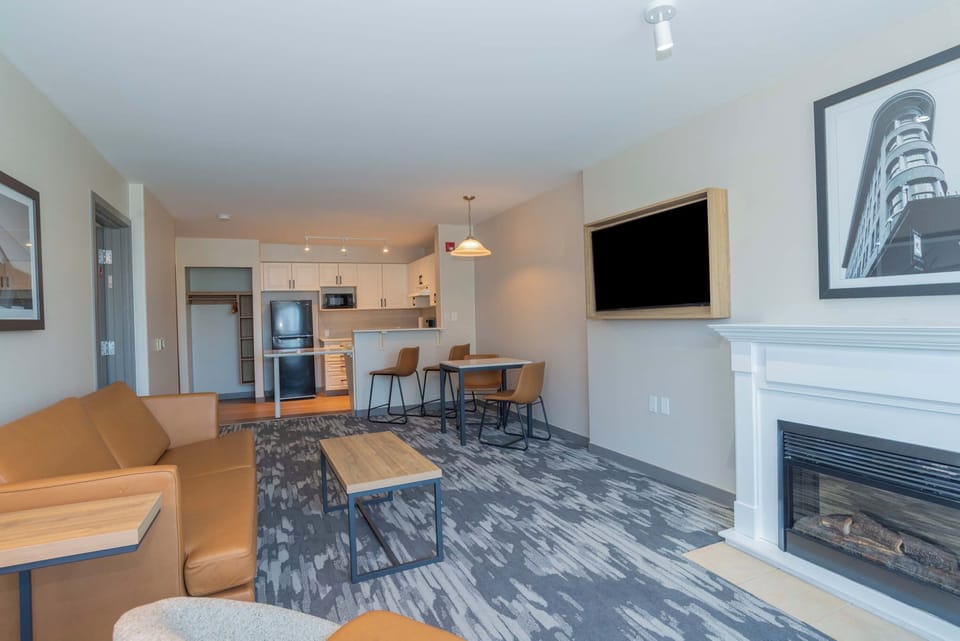 1 bedroom, premium bedding, iron/ironing board, free cribs/infant beds