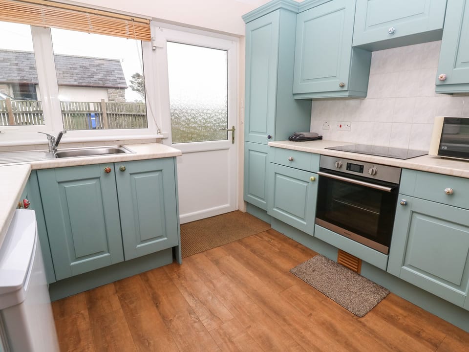 Fridge, cookware/dishes/utensils