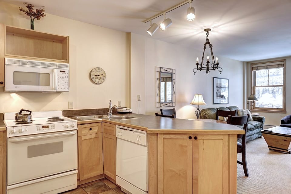 Condo, 1 Bedroom | Private kitchen | Coffee/tea maker, fridge, oven, toaster