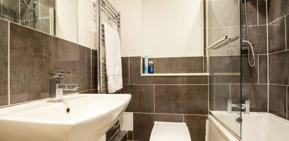 Apartment | Bathroom | Combined shower/tub, deep soaking tub, hair dryer, towels