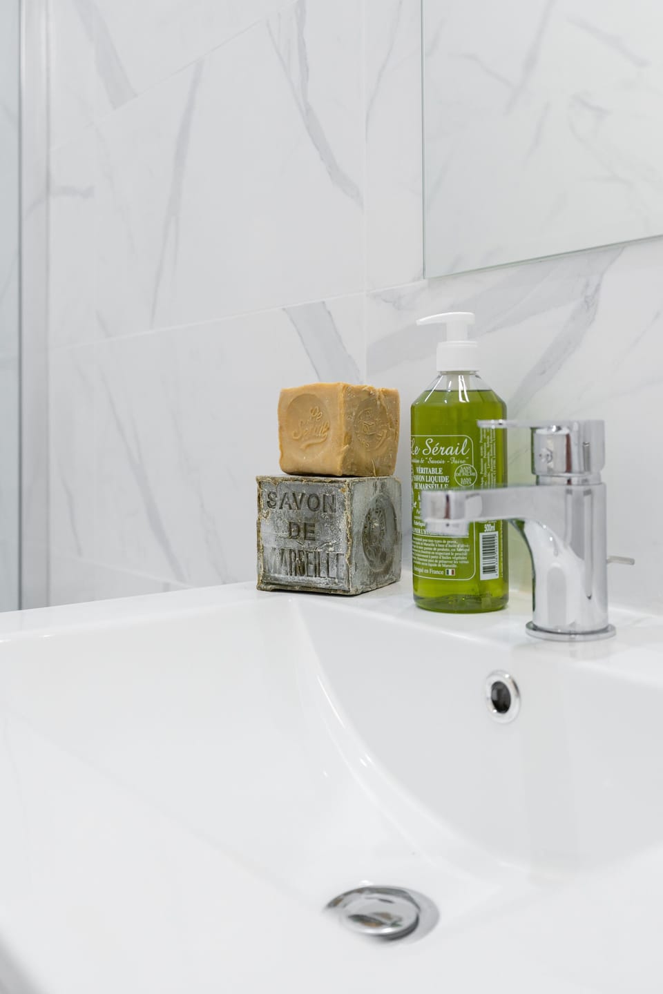 Comfort Suite | Bathroom | Shower, hair dryer, towels, soap