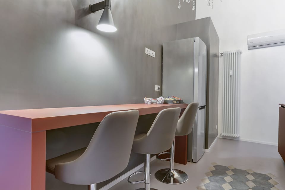 Deluxe Apartment | Private kitchen | Full-size fridge, microwave, oven, stovetop