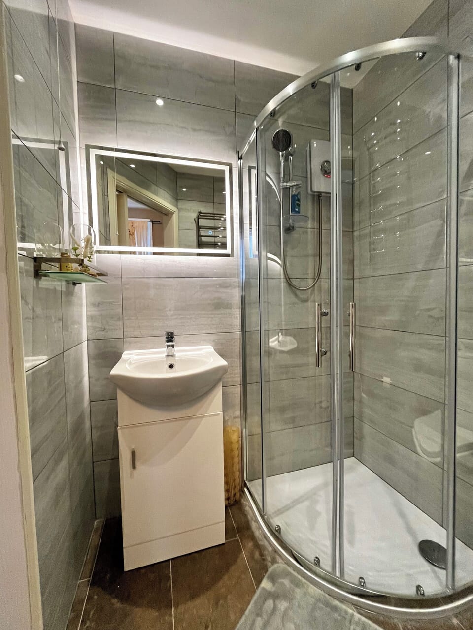 Classic Double Room | Bathroom | Hair dryer, towels, soap, shampoo