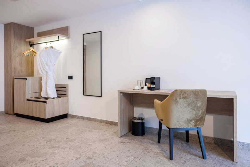 Minibar, in-room safe, bed sheets