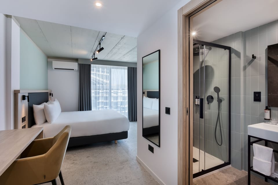 Standard Room, 1 King Bed | Minibar, desk, free WiFi, bed sheets