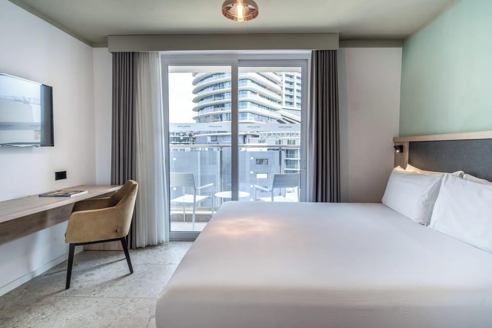 Standard Room, 1 King Bed | Minibar, desk, free WiFi, bed sheets