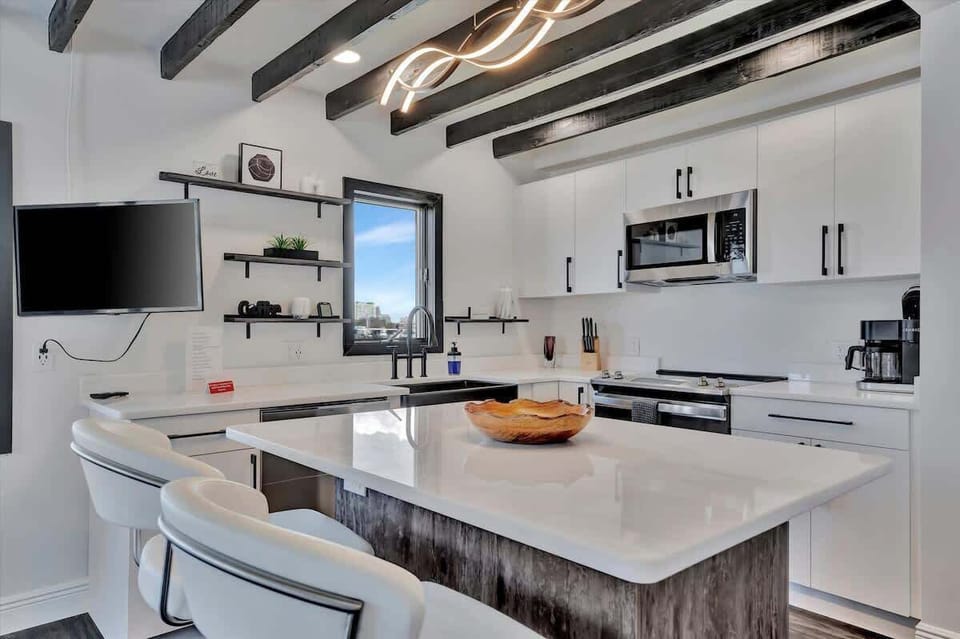 Design Studio Suite, 1 Queen Bed, Bay View | Private kitchenette
